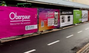 Baustelle mit Stil: Wie wir für @oberpaur_ludwigsburg graue Bauzäune in leuchtende Eyecatcher verwandelten